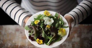 Jadalne kwiaty i ich właściwości – które kwiaty można jeść? Jak przygotować je do spożycia?