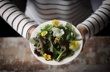 Jadalne kwiaty i ich właściwości – które kwiaty można jeść? Jak przygotować je do spożycia?