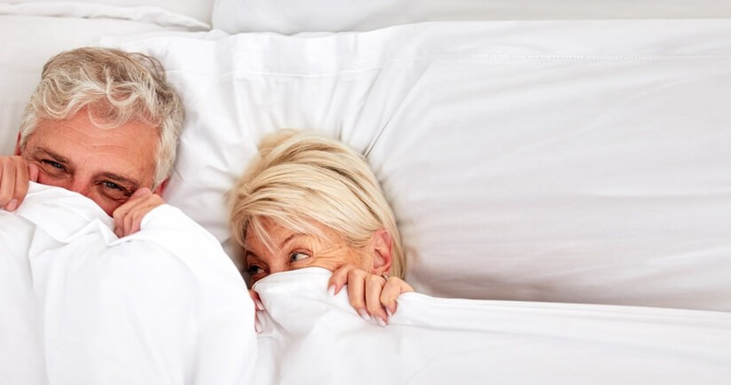Seniorzy w łóżku