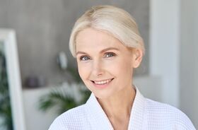 menopauza, objawy menopauzy, kobieta z menopauzą