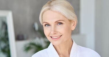 menopauza, objawy menopauzy, kobieta z menopauzą