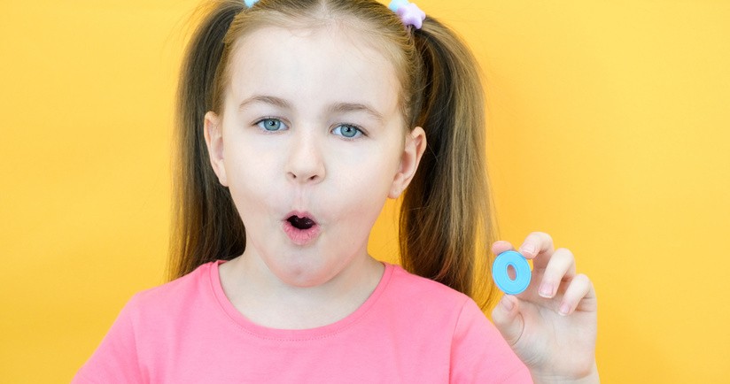 Dziecko powtarza wyraz dźwiękonaśladowczy