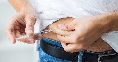 Jak prawidłowo wstrzyknąć insulinę? Iniekcje w udo, brzuch i ramię