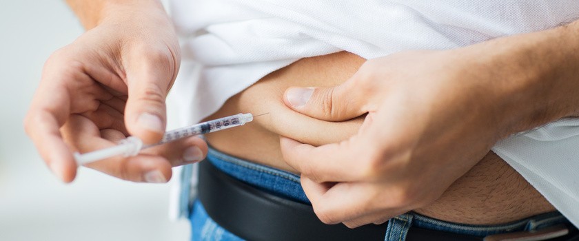 Jak prawidłowo wstrzyknąć insulinę? Iniekcje w udo, brzuch i ramię