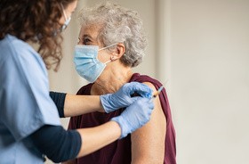 Starsza kobieta szczepiona na COVID-19 przy użyciu szczepionki Novavax