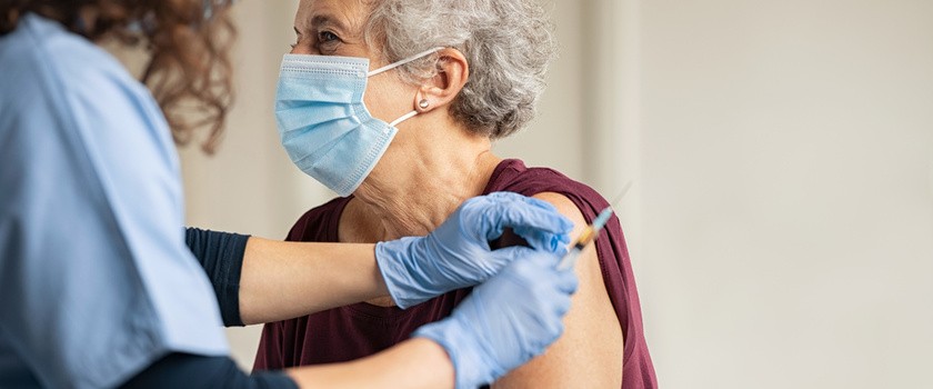 Starsza kobieta szczepiona na COVID-19 przy użyciu szczepionki Novavax