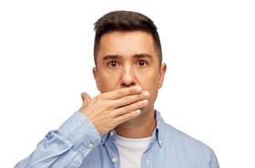 Nieprzyjemny zapach z ust, czyli halitoza. Sposoby na nieświeży oddech