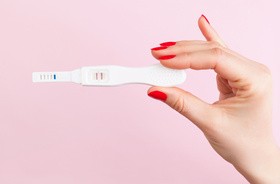 Testy owulacyjne (paskowe, strumieniowe, płytkowe) – który wybrać, jak i kiedy je wykonać? Czy są wiarygodne podczas planowania ciąży?