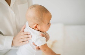 Czkawka u noworodków i niemowląt – jak im pomóc? Przyczyny czkawki u małych dzieci