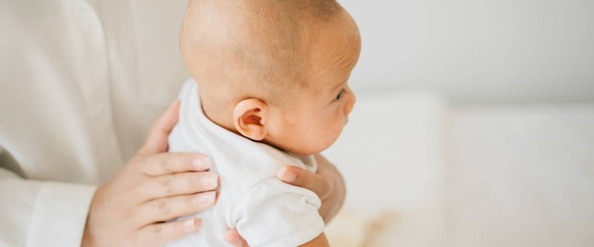 Czkawka u noworodków i niemowląt – jak im pomóc? Przyczyny czkawki u małych dzieci