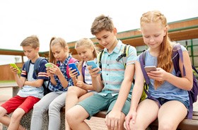 Czy smartfony w szkołach powinny być zakazane?