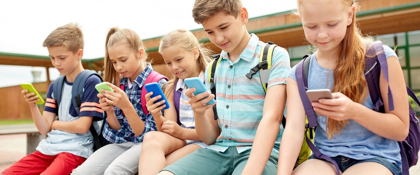 Czy smartfony w szkołach powinny być zakazane?