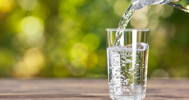 Szklanka z wodą - ważny element diety wodnej