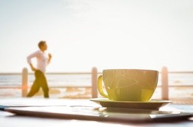 Poranny jogging czy kubek kawy? Co dostarczy większej dawki energii?