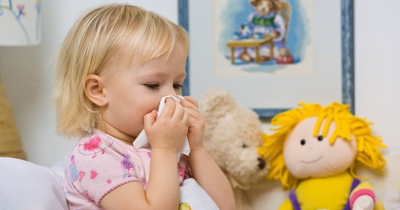 Mała dziewczynka wydmuchująca nos. Dziecko z katarem, katar u dziecka, katar u dzieci, dziecko ma katar co robić.