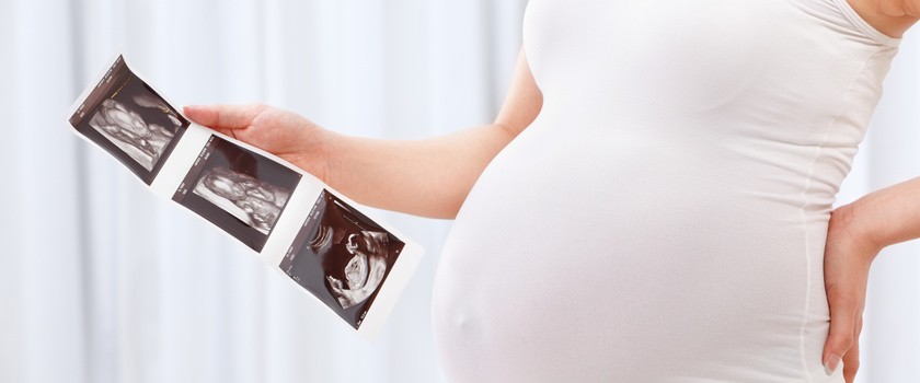 Kobieta w ciąży ogląda zapis badania USG