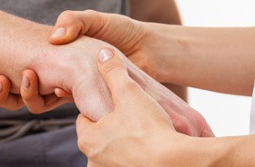 Ból nadgarstka – przyczyny, objawy, leczenie, rehabilitacja bólu w nadgarstku