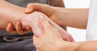 Ból nadgarstka – przyczyny, objawy, leczenie, rehabilitacja bólu w nadgarstku