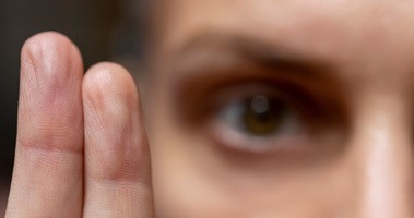 Terapia EMDR - wodzenie gałkami ocznymi za palcami terapeuty