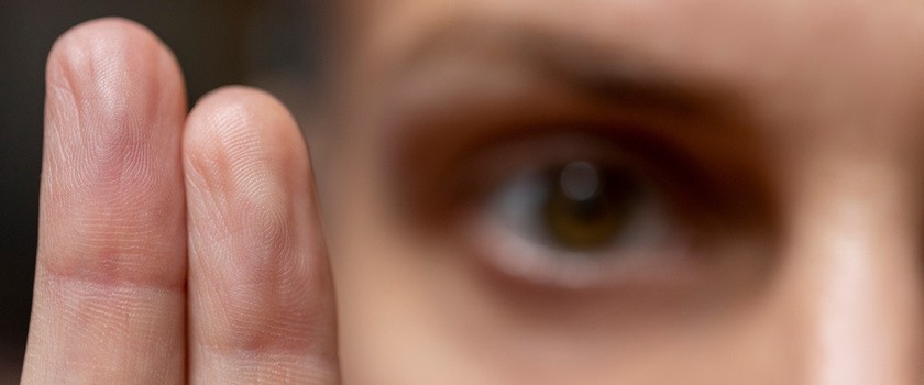 Terapia EMDR - wodzenie gałkami ocznymi za palcami terapeuty