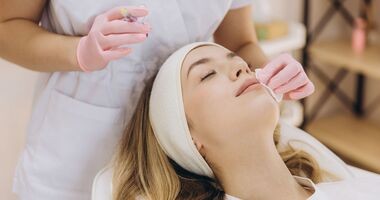 zabiegi kosmetyczne zimą, jakie zabiegi wykonywać zimą, kobieta podczas zabiegu u kosmetologa, pielęgnacja twarzy zimą