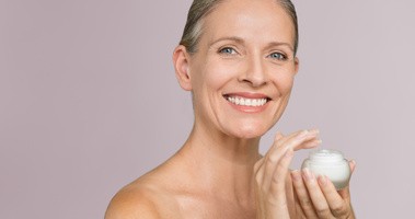 Pielęgnacja przeciwzmarszczkowa – jak dbać o skórę dojrzałą?