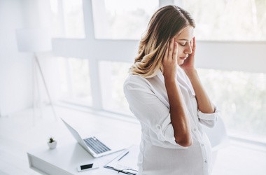Zawroty i bóle głowy w ciąży – czy mogą być groźne?