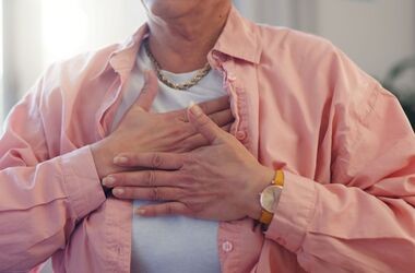 kobieta z dusznościami, duszności, problemy z oddychaniem, duszność