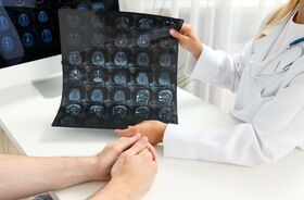 Lekarka pokazuje pacjentowi wynik badania MRI. Glejak mózgu, glejak wielopostaciowy, glejak iv stopnia