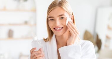 tonik do twarzy, jaki tonik do twarzy, jak działa tonik do twarzy, najlepszy tonik do twarzy, kobieta nakłada tonik na twarz przed lustrem