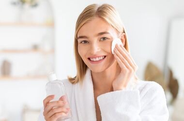 tonik do twarzy, jaki tonik do twarzy, jak działa tonik do twarzy, najlepszy tonik do twarzy, kobieta nakłada tonik na twarz przed lustrem