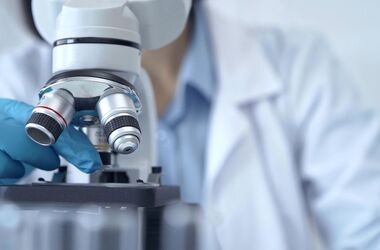 naukowiec patrzy w mikroskop, nowy wariant koronawirusa cicada, koronawirus cicada