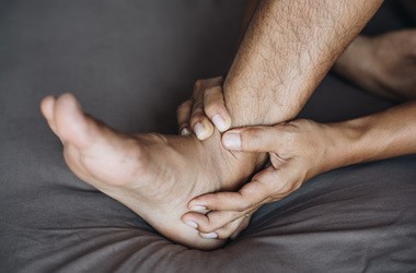 Ból kostki – o czym świadczy i jak sobie radzić z bólem stawu skokowego?