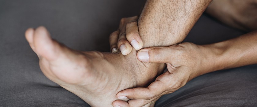 Ból kostki – o czym świadczy i jak sobie radzić z bólem stawu skokowego?