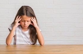 Ból głowy u dziecka – co go powoduje? Co podawać dzieciom, gdy boli je głowa?