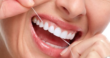 Nitkowanie zębów – jak prawidłowo nitkować zęby?