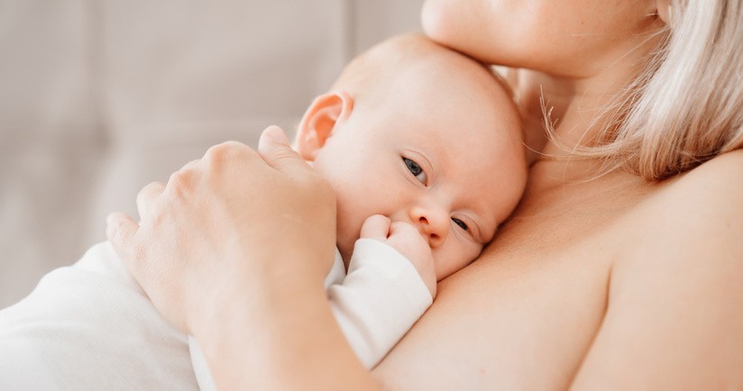 Dziecko na piersiach mamy