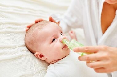 Czyszczenie nosa noworodka i niemowlaka. Niemowlę podczas odciągania kataru.