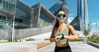 kobieta po treningu, trening interwałowy, HIIT