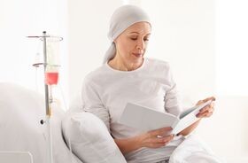 chemioterapia, skutki uboczne chemioterapii, jak działa chemioterapia, kobieta poddawana chemioterapią