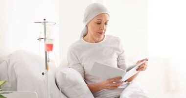 chemioterapia, skutki uboczne chemioterapii, jak działa chemioterapia, kobieta poddawana chemioterapią