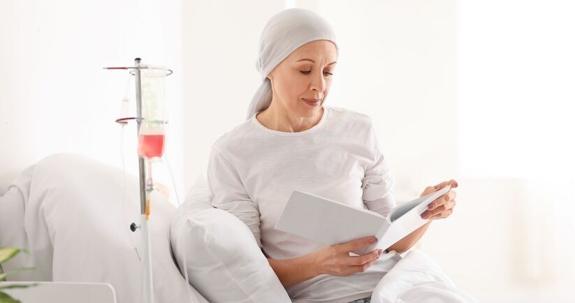 chemioterapia, skutki uboczne chemioterapii, jak działa chemioterapia, kobieta poddawana chemioterapią