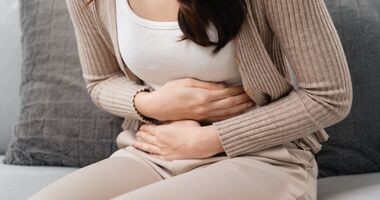 skurczowe bóle brzucha, ból brzucha, skurcze jelit, kobieta z bólem brzucha