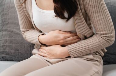 skurczowe bóle brzucha, ból brzucha, skurcze jelit, kobieta z bólem brzucha