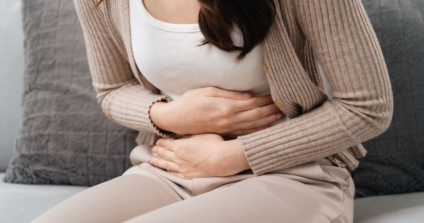 skurczowe bóle brzucha, ból brzucha, skurcze jelit, kobieta z bólem brzucha