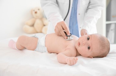 Trzydniówka (rumień nagły) – przyczyny, objawy, leczenie gorączki trzydniowej u dziecka