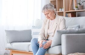 Kobieta cierpiąca na ból stawów kolanowych. Gorączka reumatyczna. 