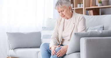 Kobieta cierpiąca na ból stawów kolanowych. Gorączka reumatyczna. 