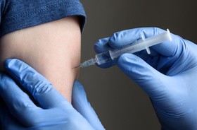 Czy można mieszać szczepionki przeciwko COVID-19? Czy podanie dwóch różnych preparatów może zapewnić skuteczną ochronę przeciwko koronawirusowi?