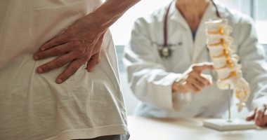 Ból kręgosłupa – najczęstsze przyczyny, rodzaje, metody leczenia bóli kręgosłupa